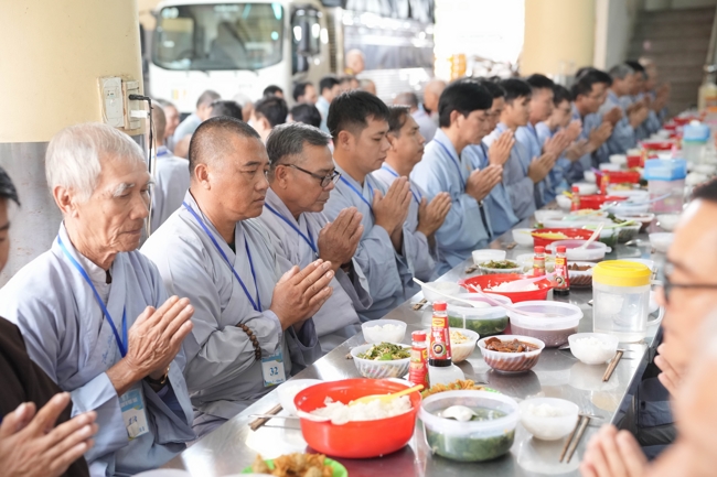 Dharma talk Learn to live happily preaching by Nun Thich Nu Nhu Lan in the 106th Seven-day Retreat