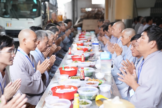 Dharma talk Learn to live happily preaching by Nun Thich Nu Nhu Lan in the 106th Seven-day Retreat
