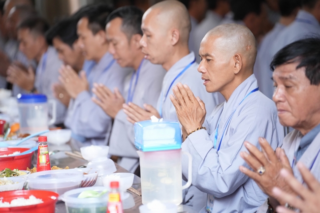 Dharma talk Learn to live happily preaching by Nun Thich Nu Nhu Lan in the 106th Seven-day Retreat