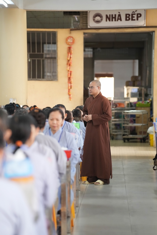 Dharma talk Learn to live happily preaching by Nun Thich Nu Nhu Lan in the 106th Seven-day Retreat