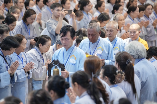 Dharma talk Learn to live happily preaching by Nun Thich Nu Nhu Lan in the 106th Seven-day Retreat