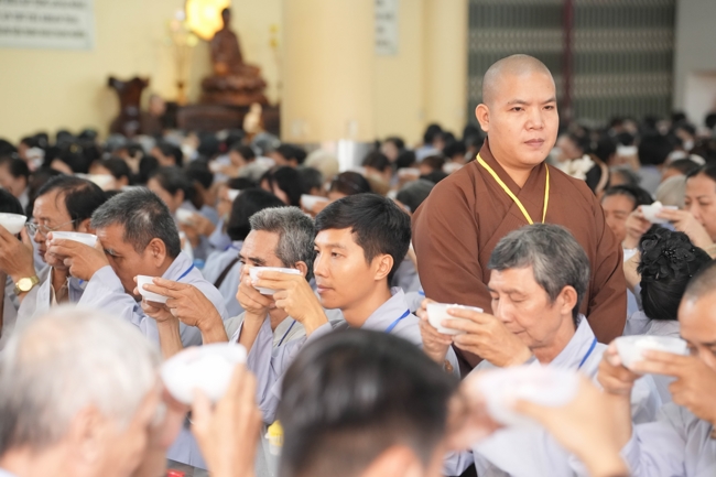 Dharma talk Learn to live happily preaching by Nun Thich Nu Nhu Lan in the 106th Seven-day Retreat