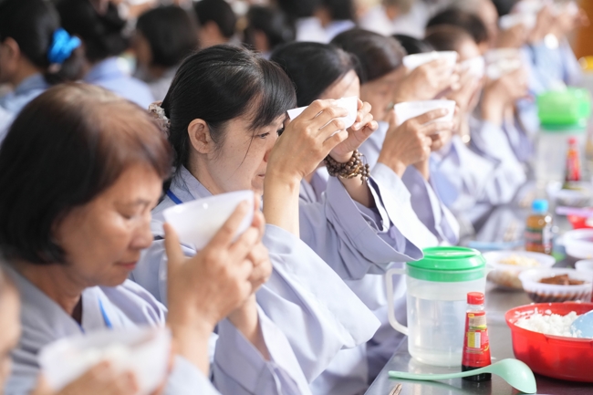 Dharma talk Learn to live happily preaching by Nun Thich Nu Nhu Lan in the 106th Seven-day Retreat