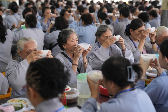 Dharma talk Learn to live happily preaching by Nun Thich Nu Nhu Lan in the 106th Seven-day Retreat