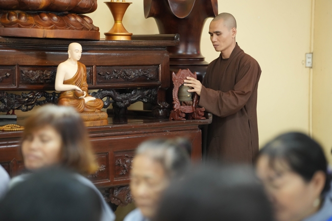 Dharma talk Learn to live happily preaching by Nun Thich Nu Nhu Lan in the 106th Seven-day Retreat