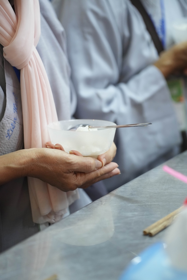 Dharma talk Learn to live happily preaching by Nun Thich Nu Nhu Lan in the 106th Seven-day Retreat