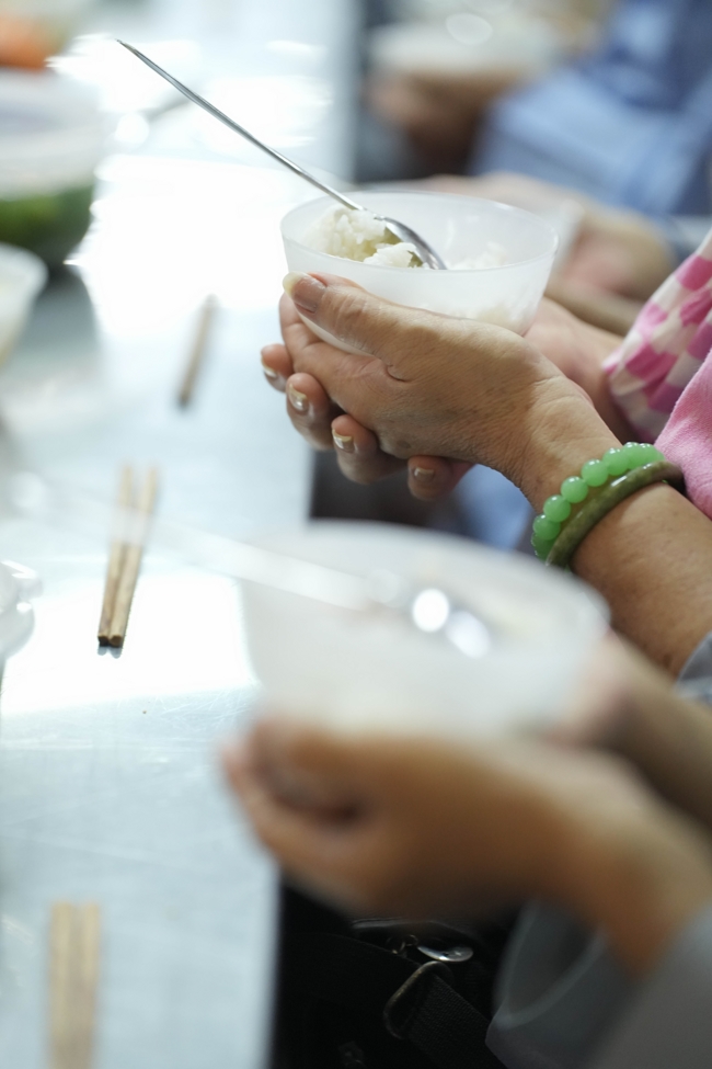 Dharma talk Learn to live happily preaching by Nun Thich Nu Nhu Lan in the 106th Seven-day Retreat