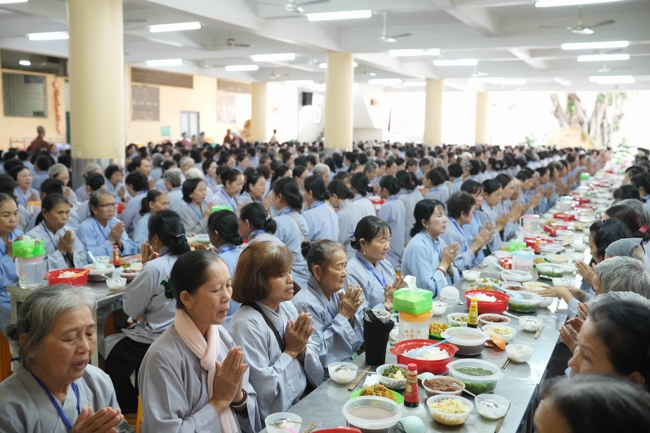 Dharma talk Learn to live happily preaching by Nun Thich Nu Nhu Lan in the 106th Seven-day Retreat