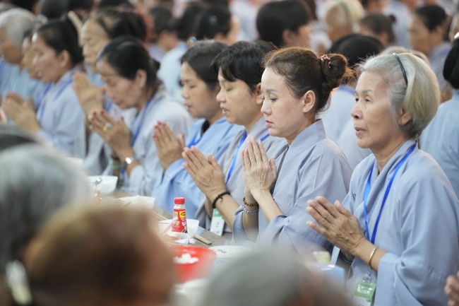 Dharma talk Learn to live happily preaching by Nun Thich Nu Nhu Lan in the 106th Seven-day Retreat