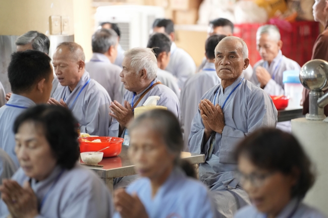 Dharma talk Learn to live happily preaching by Nun Thich Nu Nhu Lan in the 106th Seven-day Retreat