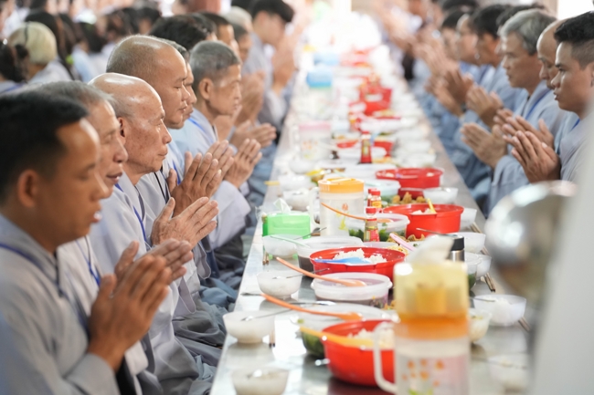 Dharma talk Learn to live happily preaching by Nun Thich Nu Nhu Lan in the 106th Seven-day Retreat