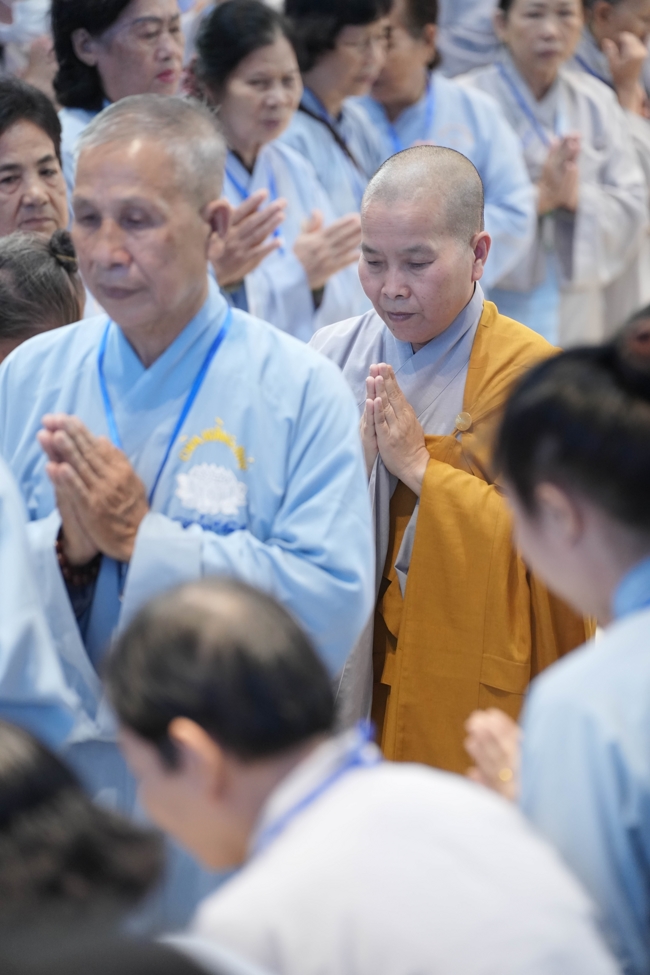 Dharma talk Learn to live happily preaching by Nun Thich Nu Nhu Lan in the 106th Seven-day Retreat