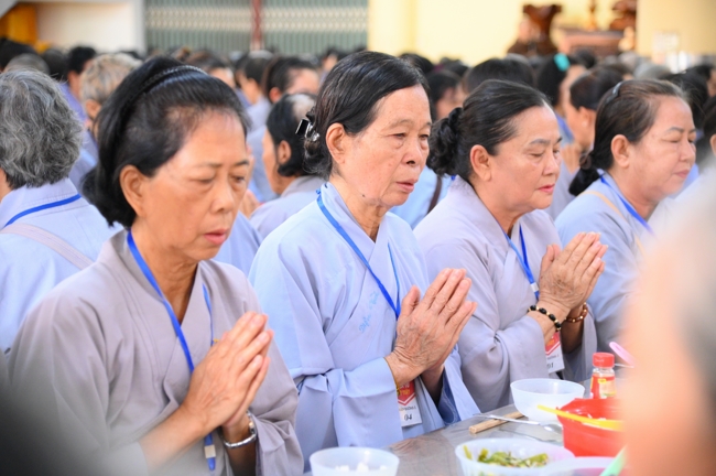 Dharma talk Learn to live happily preaching by Nun Thich Nu Nhu Lan in the 106th Seven-day Retreat