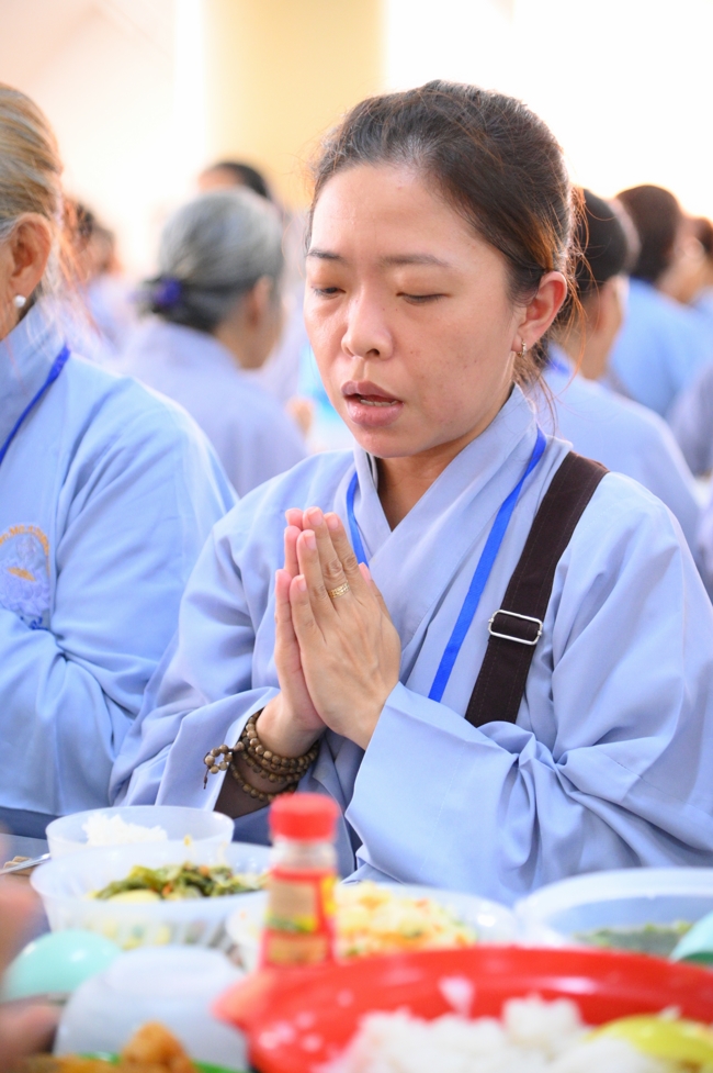 Dharma talk Learn to live happily preaching by Nun Thich Nu Nhu Lan in the 106th Seven-day Retreat