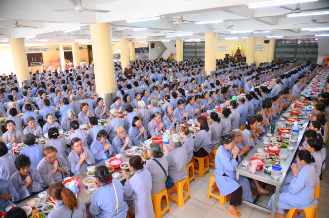 Dharma talk Learn to live happily preaching by Nun Thich Nu Nhu Lan in the 106th Seven-day Retreat