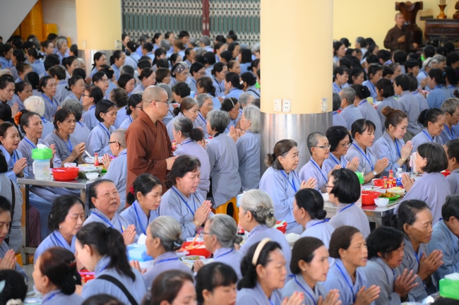 Dharma talk Learn to live happily preaching by Nun Thich Nu Nhu Lan in the 106th Seven-day Retreat