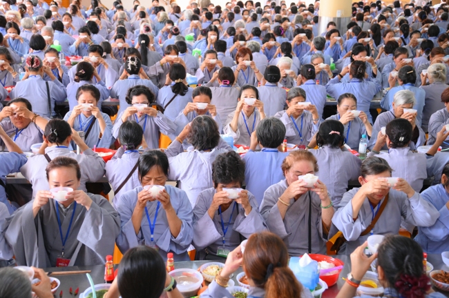 Dharma talk Learn to live happily preaching by Nun Thich Nu Nhu Lan in the 106th Seven-day Retreat