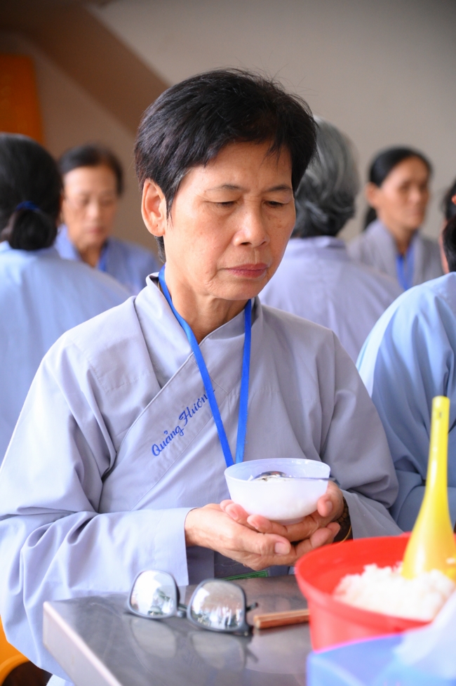 Dharma talk Learn to live happily preaching by Nun Thich Nu Nhu Lan in the 106th Seven-day Retreat
