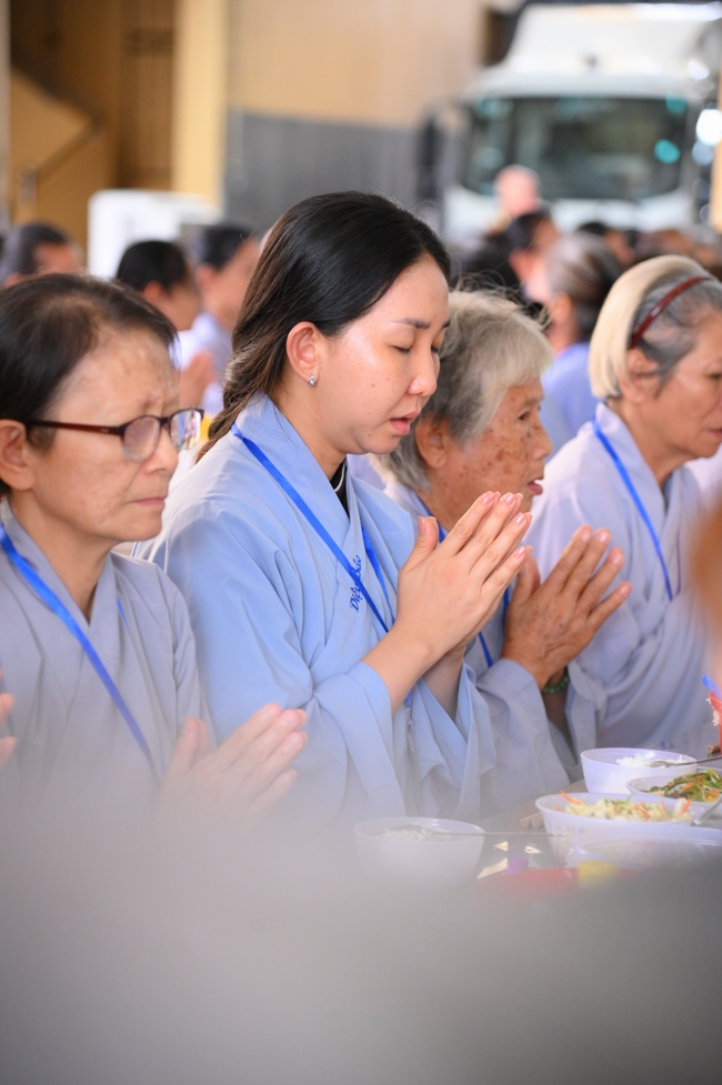 Dharma talk Learn to live happily preaching by Nun Thich Nu Nhu Lan in the 106th Seven-day Retreat