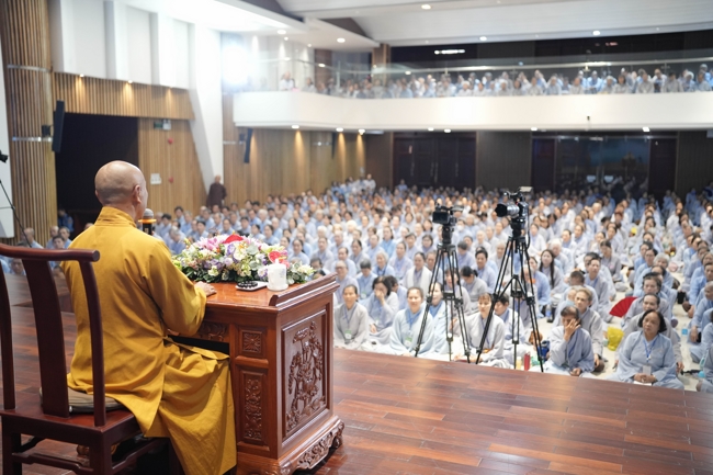 Dharma talk All sorrows disappearing thanks to the Buddha name recitations - Senior Thich Tri Hue in the 106th Seven-day Retreat