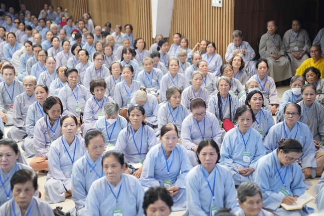 Dharma talk All sorrows disappearing thanks to the Buddha name recitations - Senior Thich Tri Hue in the 106th Seven-day Retreat