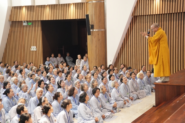 Dharma talk Peace - the path we are going on - Senior Thich Quang Thien in the 106th Seven-Day Retreat