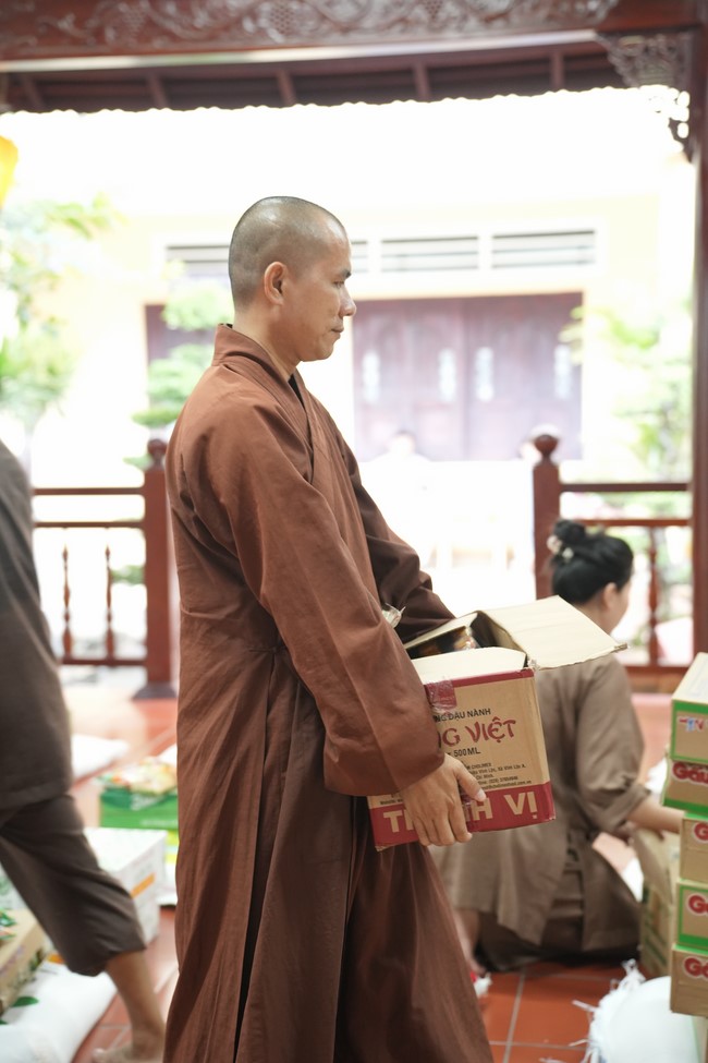 Từ thiện: Tặng quà cho người khiếm thị
