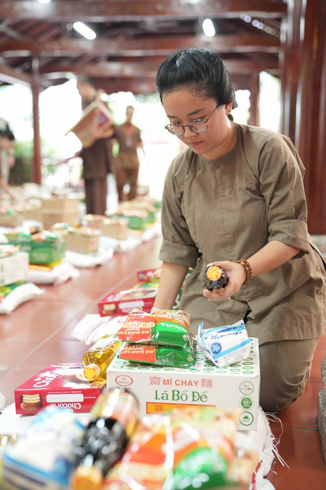 Từ thiện: Tặng quà cho người khiếm thị