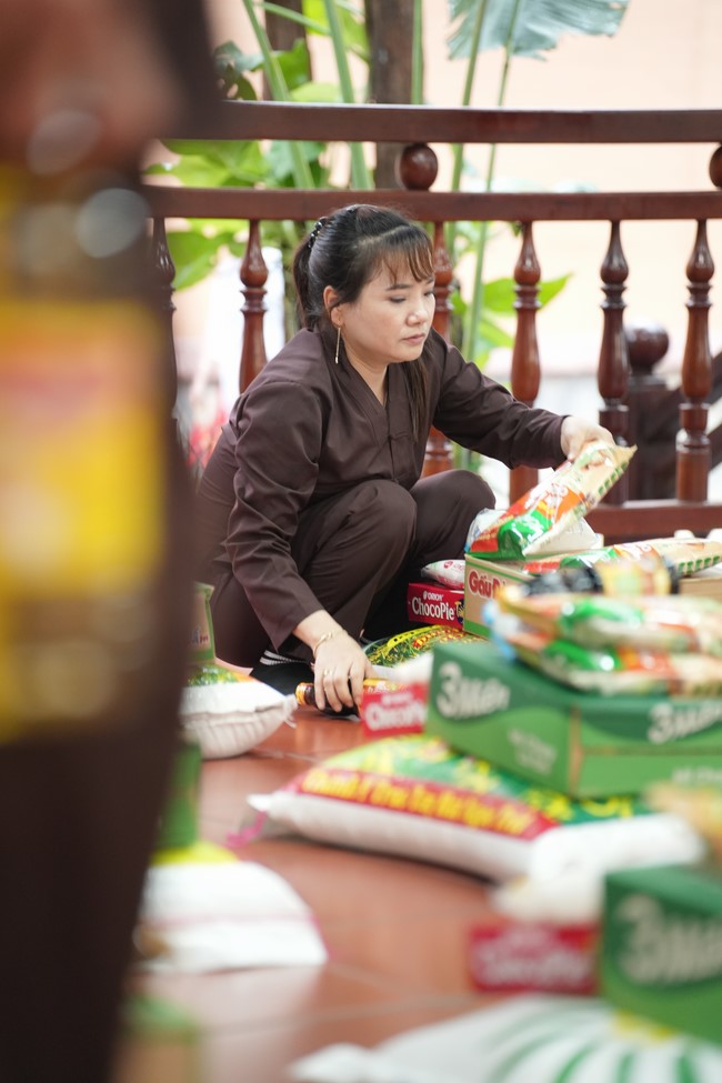 Từ thiện: Tặng quà cho người khiếm thị