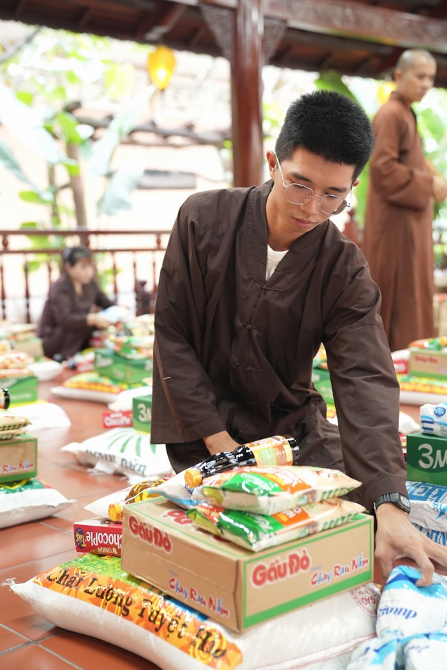 Từ thiện: Tặng quà cho người khiếm thị