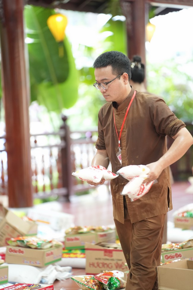 Từ thiện: Tặng quà cho người khiếm thị