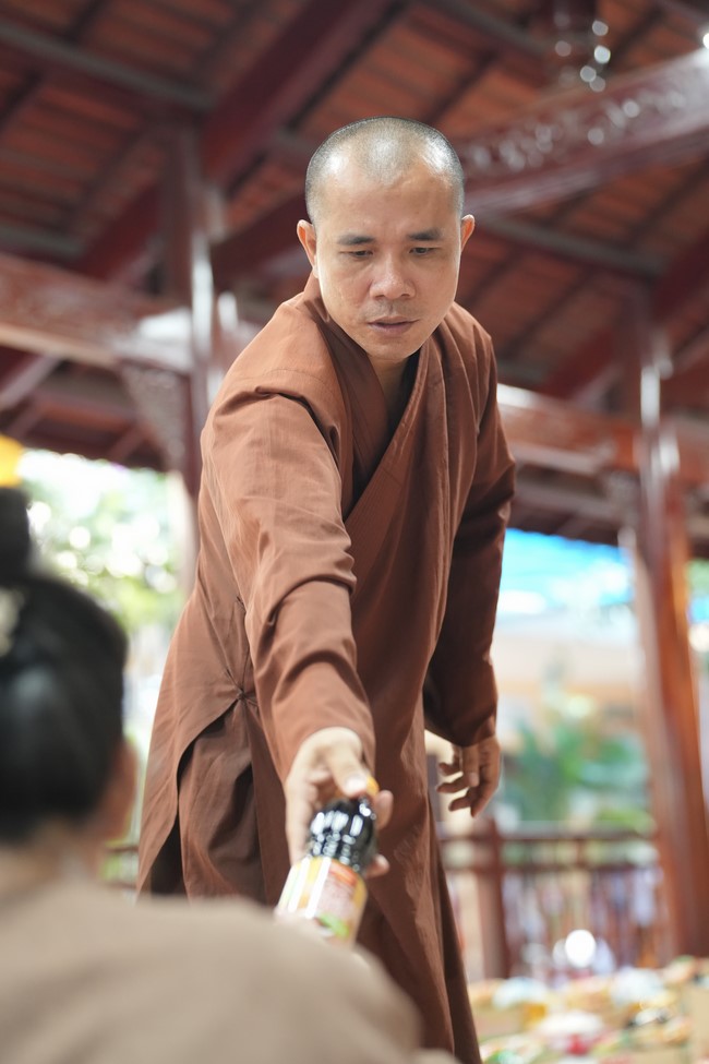 Từ thiện: Tặng quà cho người khiếm thị