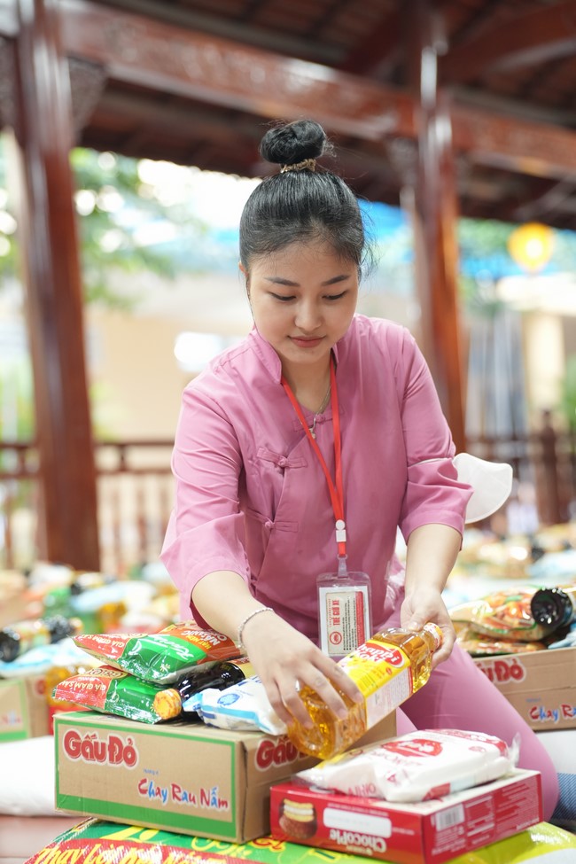 Từ thiện: Tặng quà cho người khiếm thị