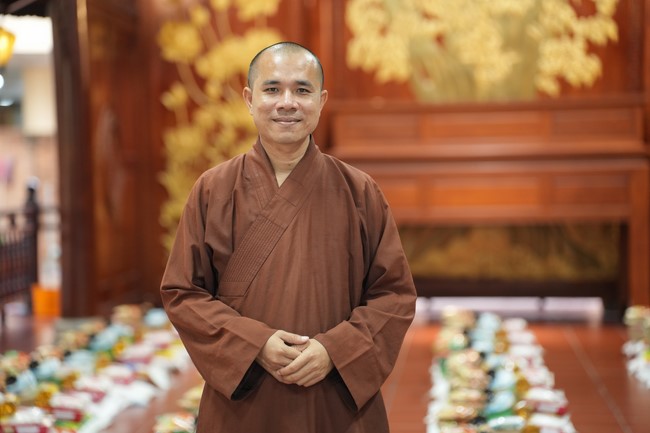 Từ thiện: Tặng quà cho người khiếm thị