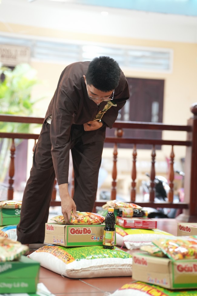 Từ thiện: Tặng quà cho người khiếm thị