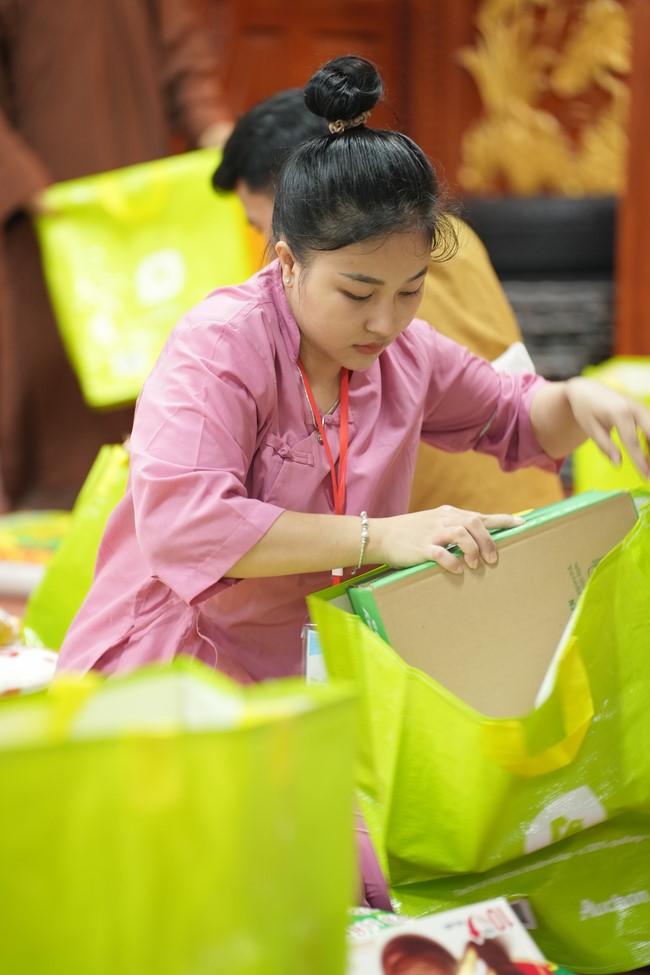 Từ thiện: Tặng quà cho người khiếm thị