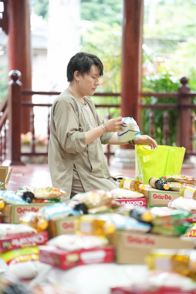 Từ thiện: Tặng quà cho người khiếm thị