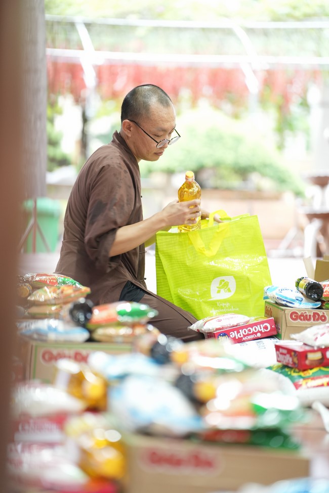 Từ thiện: Tặng quà cho người khiếm thị