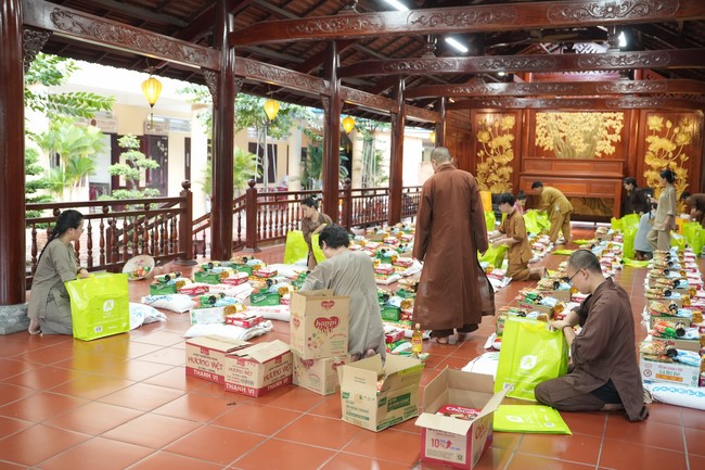 Từ thiện: Tặng quà cho người khiếm thị