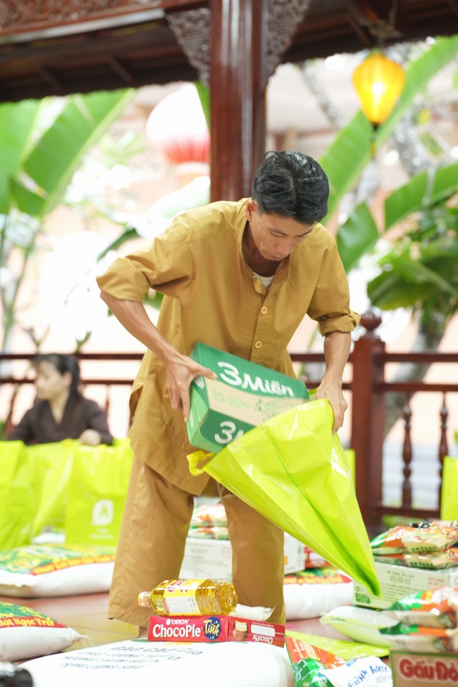 Từ thiện: Tặng quà cho người khiếm thị