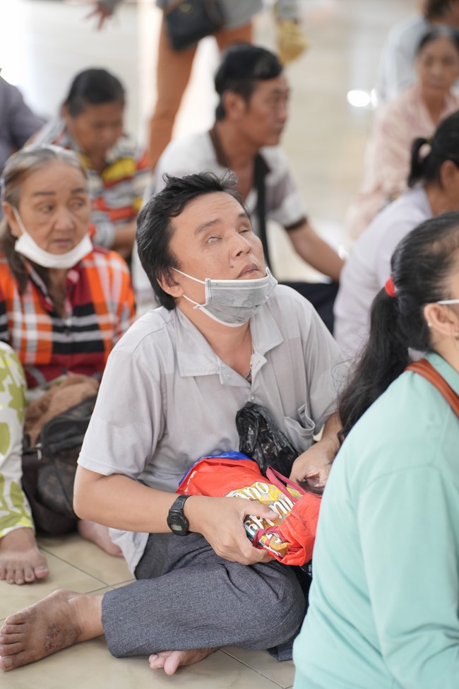 Từ thiện: Tặng quà cho người khiếm thị