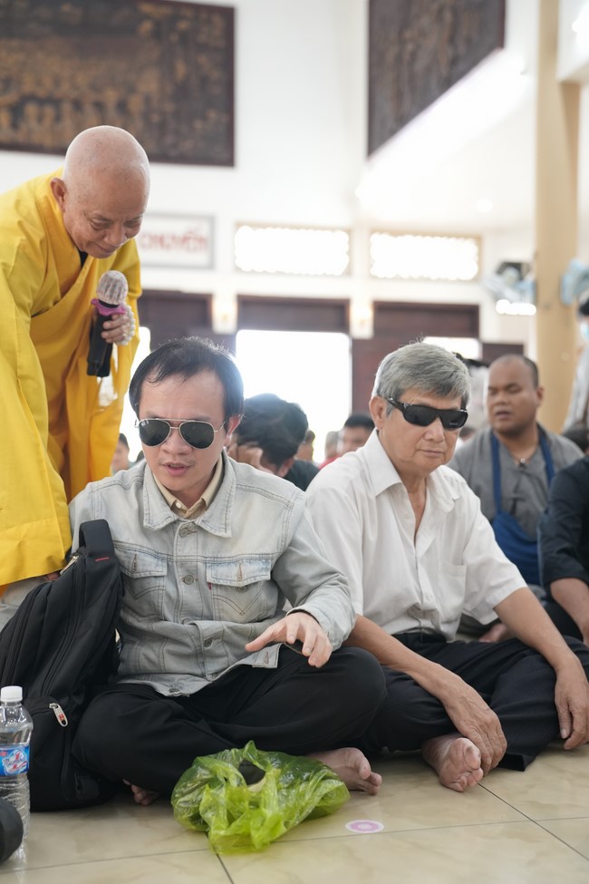 Từ thiện: Tặng quà cho người khiếm thị