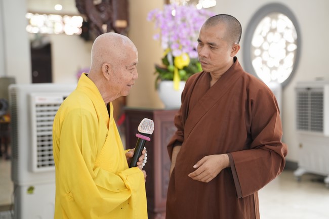 Từ thiện: Tặng quà cho người khiếm thị