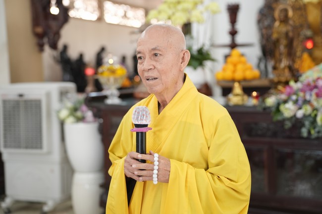 Từ thiện: Tặng quà cho người khiếm thị