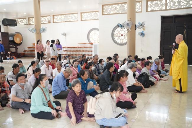Từ thiện: Tặng quà cho người khiếm thị