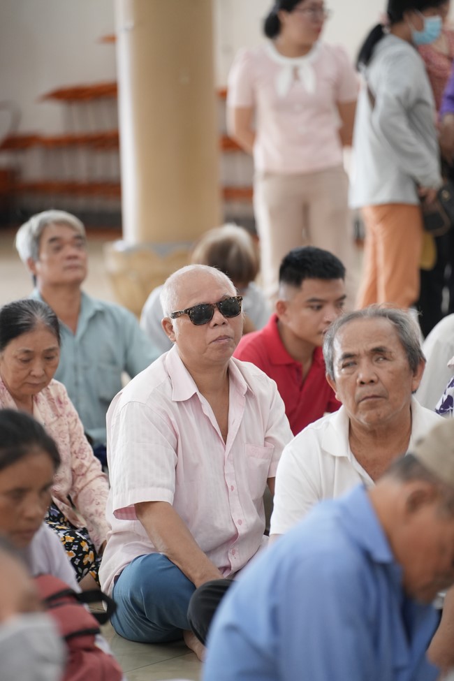Từ thiện: Tặng quà cho người khiếm thị