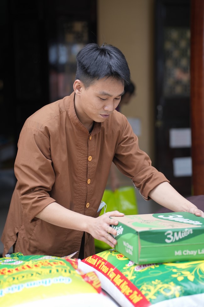 Từ thiện: Tặng quà cho người khiếm thị