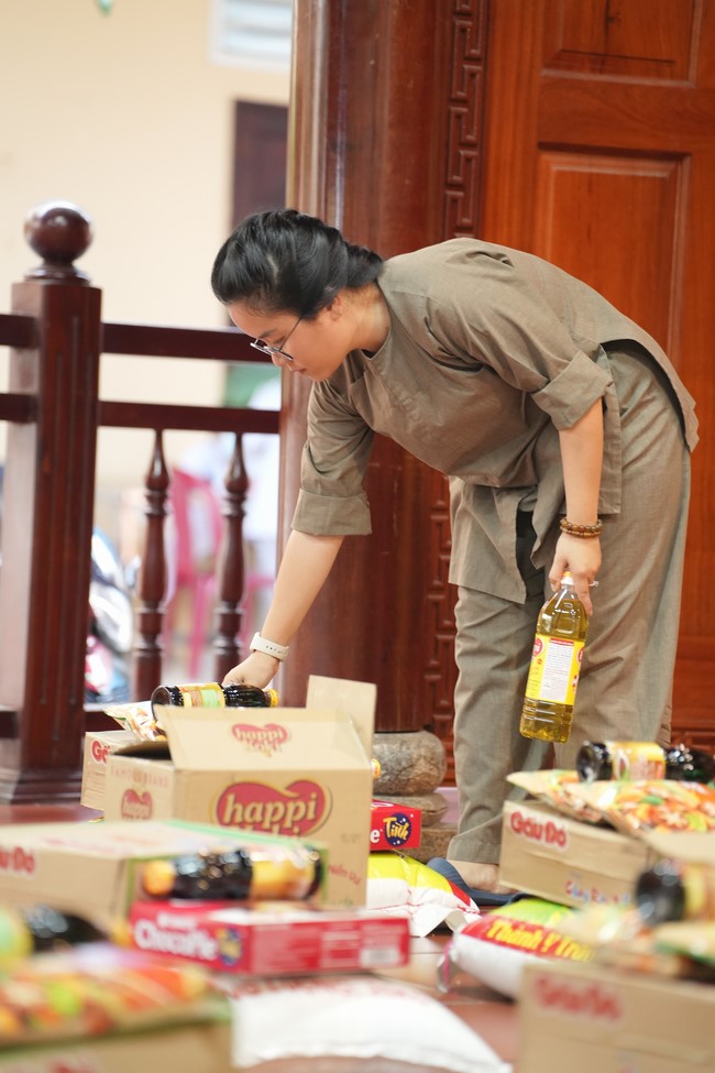 Từ thiện: Tặng quà cho người khiếm thị