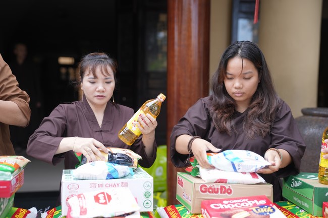 Từ thiện: Tặng quà cho người khiếm thị