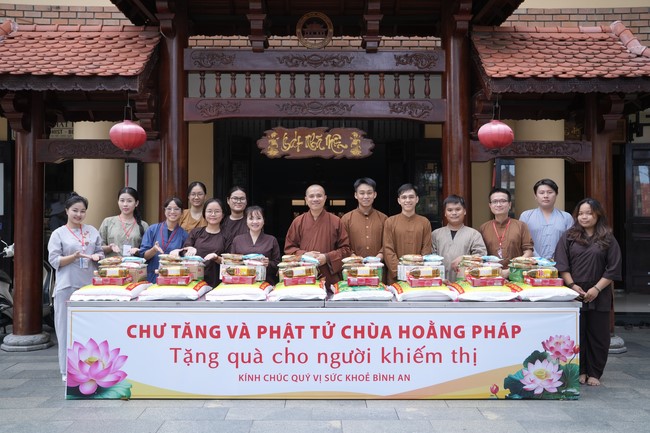 Từ thiện: Tặng quà cho người khiếm thị